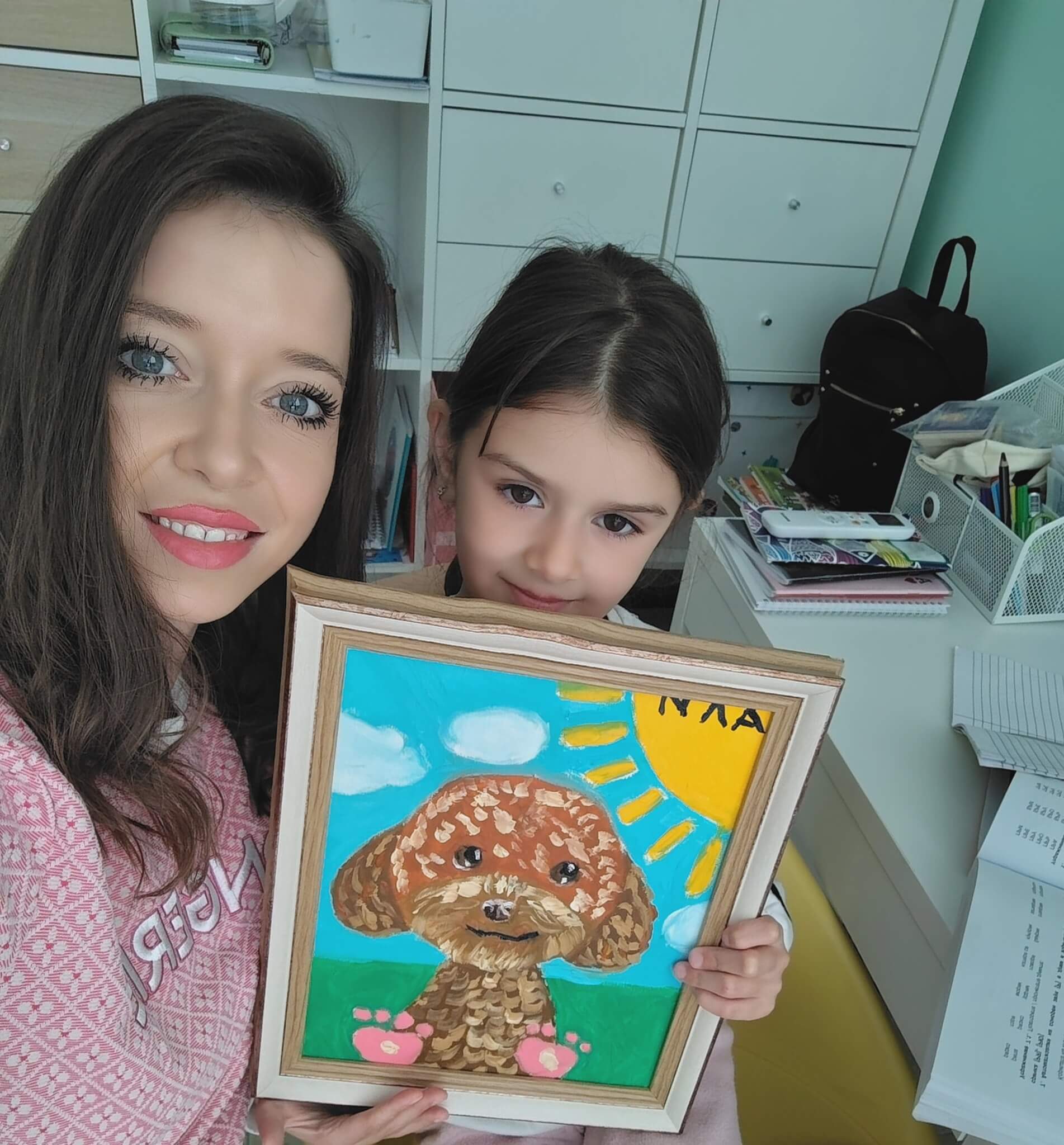 Марина Славова и дете с каринка на куче